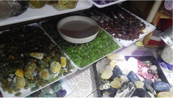 Ứng dụng đá phong thủy theo mệnh trong đời sống: Trang sức, vật phẩm & lưu ý