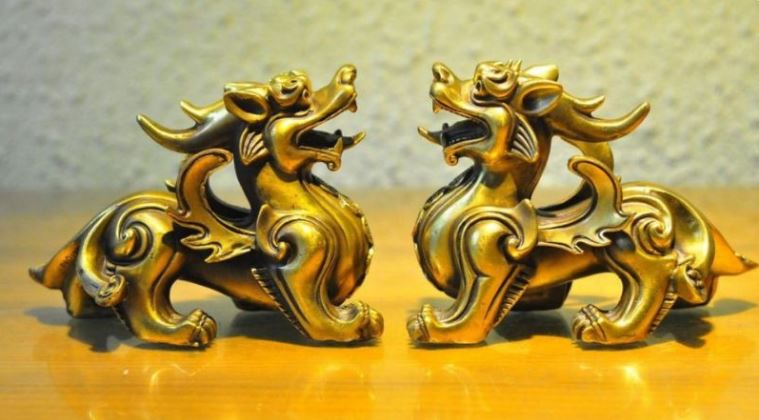 Lưu ý khi bố trí vật phẩm phong thủy trên bàn làm việc
